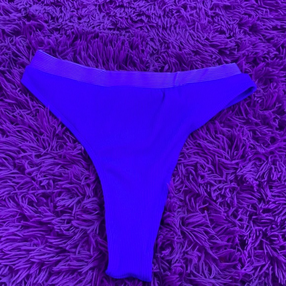 Bikini - Picture 6 of 6